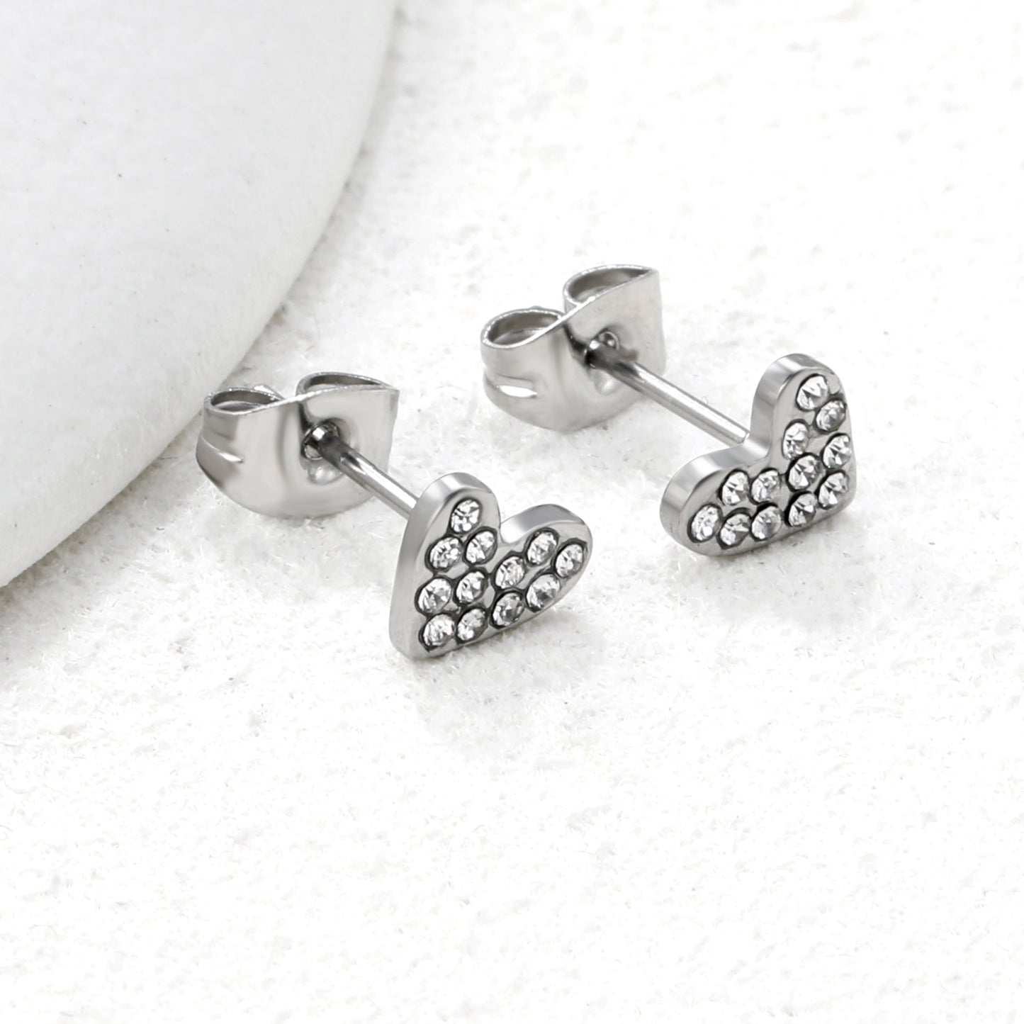Wholesale stainless steel 18K gold plated heart-shaped white diamonds ordinary pin earringsClose-ups of the gold plating and details_silver