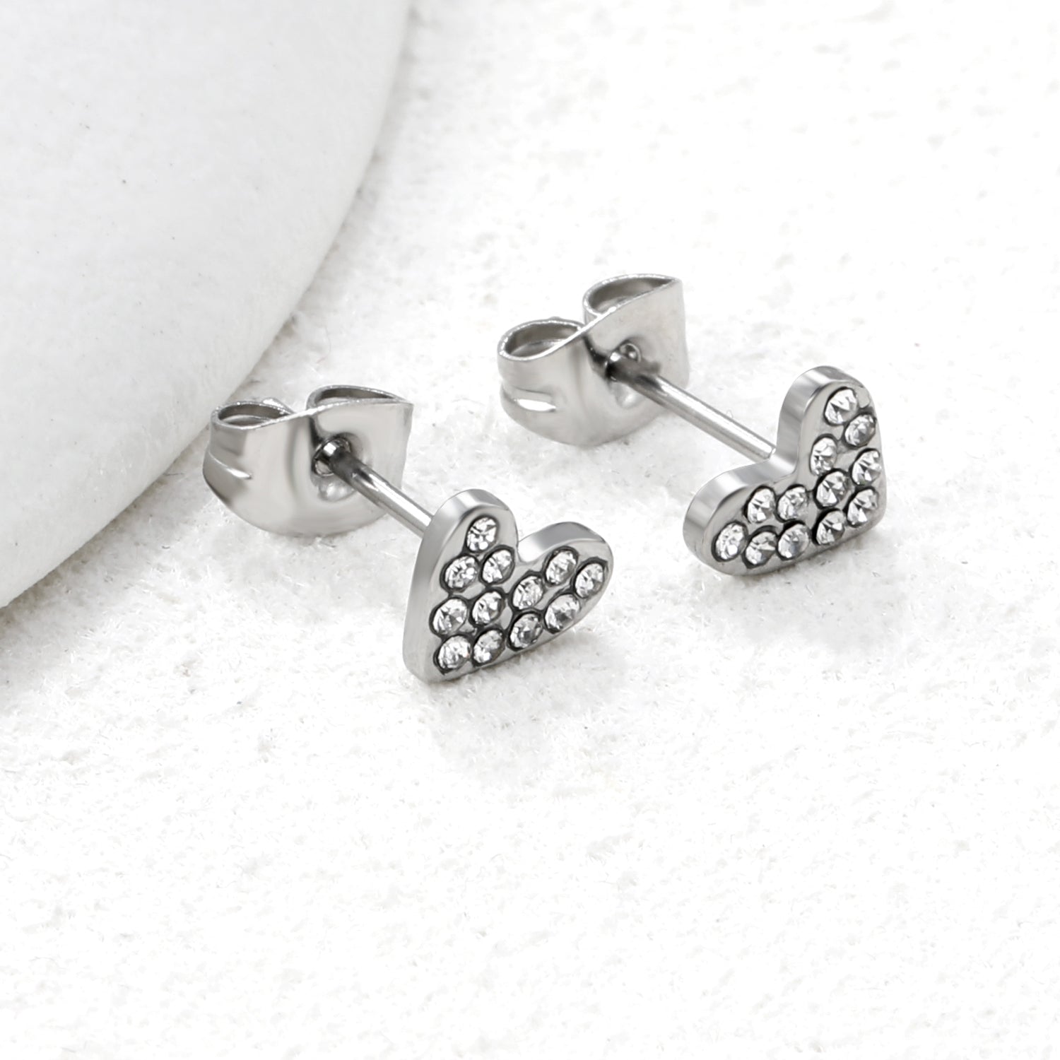 Wholesale stainless steel 18K gold plated heart-shaped white diamonds ordinary pin earringsClose-ups of the gold plating and details_silver