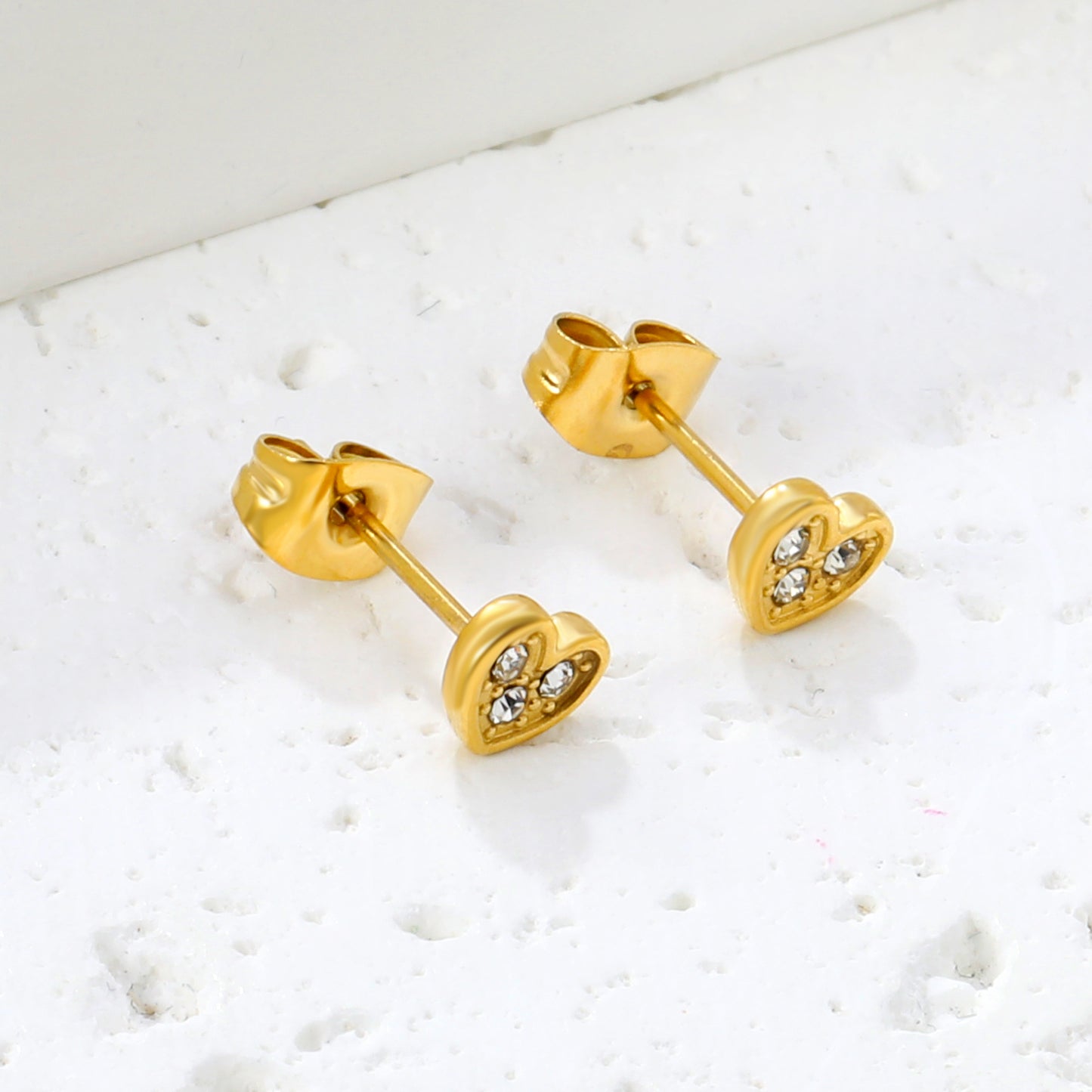 Wholesale stainless steel 18K gold plated heart-shaped white diamonds stick ordinary pin earringsClose-up of the light-colored ambiance
