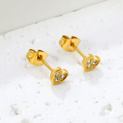 Wholesale stainless steel 18K gold plated heart-shaped white diamonds stick ordinary pin earringsClose-up of the light-colored ambiance