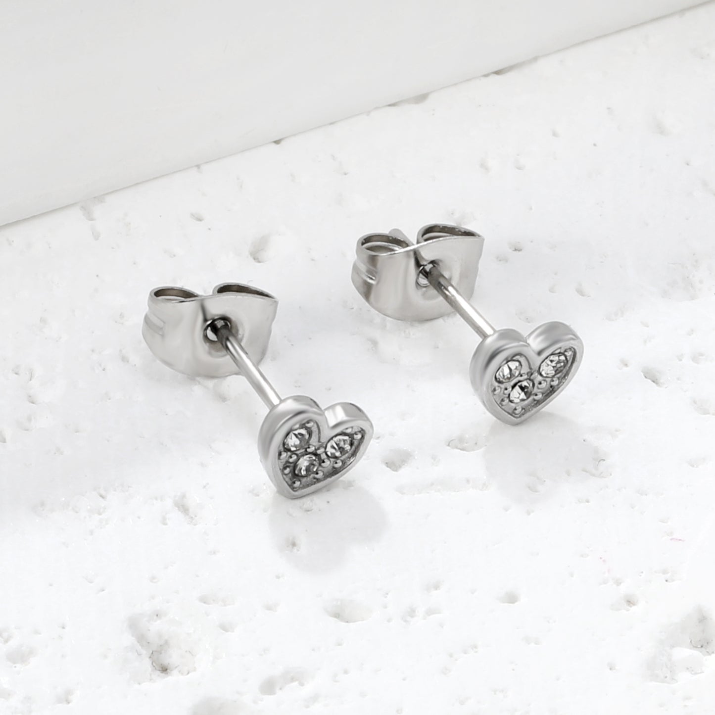 Wholesale stainless steel 18K gold plated heart-shaped white diamonds stick ordinary pin earringsClose-up of the light-colored ambiance_silver