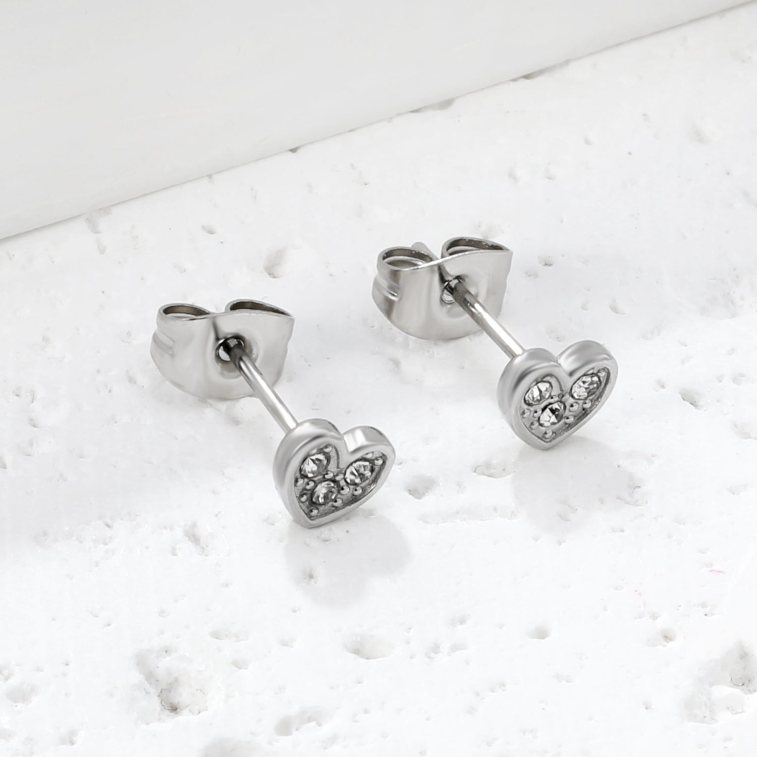 Wholesale stainless steel 18K gold plated heart-shaped white diamonds stick ordinary pin earringsClose-up of the light-colored ambiance_silver
