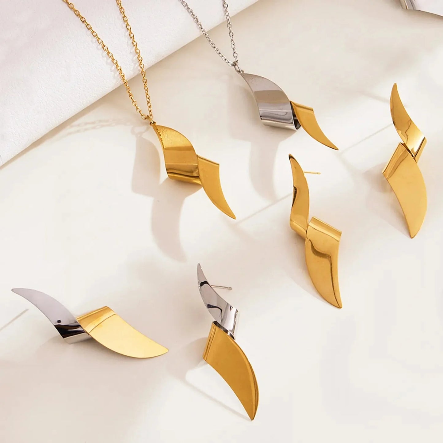 Wholesale Waterproof Two-Tone Spiral Sculpted Fluid Pendant Necklace