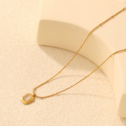 Retro Boss-Lady Style Captured in a Sleek Beaded Gold Snake Chain