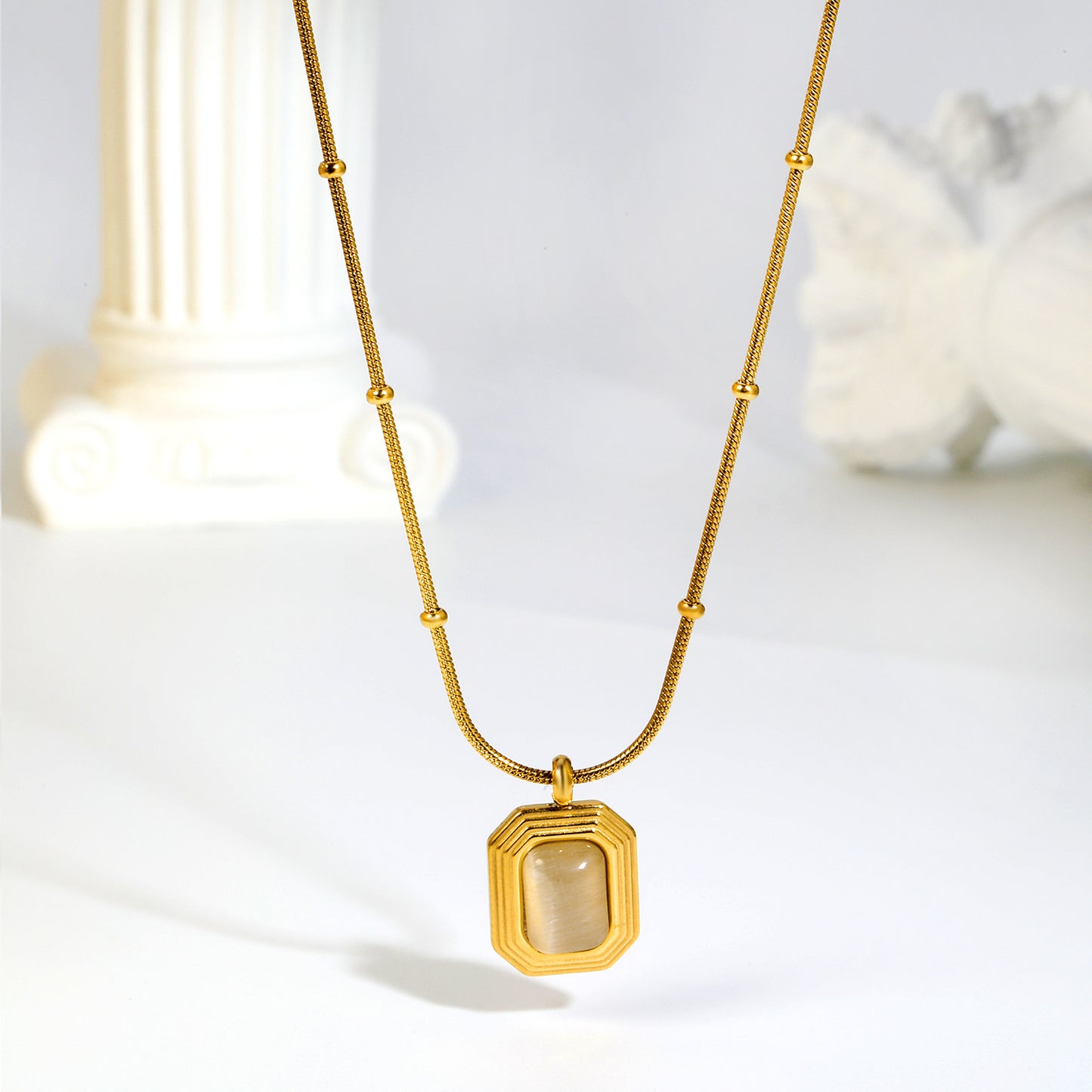 Retro Boss-Lady Style Captured in a Sleek Beaded Gold Snake Chain