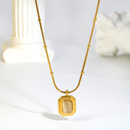 Retro Boss-Lady Style Captured in a Sleek Beaded Gold Snake Chain