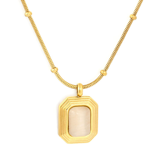 Retro Boss-Lady Style Captured in a Sleek Beaded Gold Snake Chain
