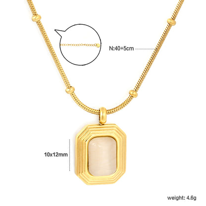 Retro Boss-Lady Style Captured in a Sleek Beaded Gold Snake Chain