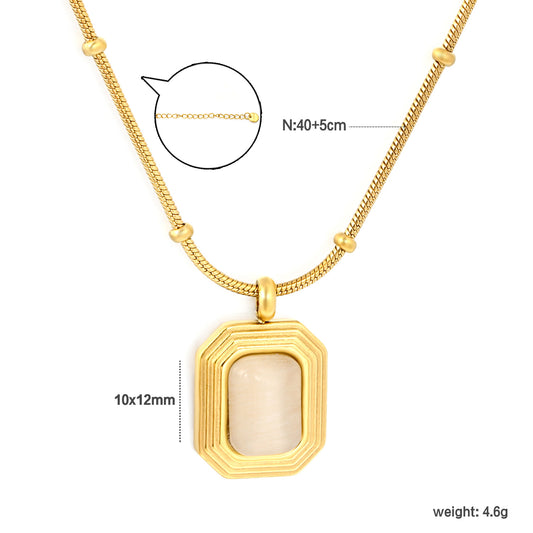 Retro Boss-Lady Style Captured in a Sleek Beaded Gold Snake Chain