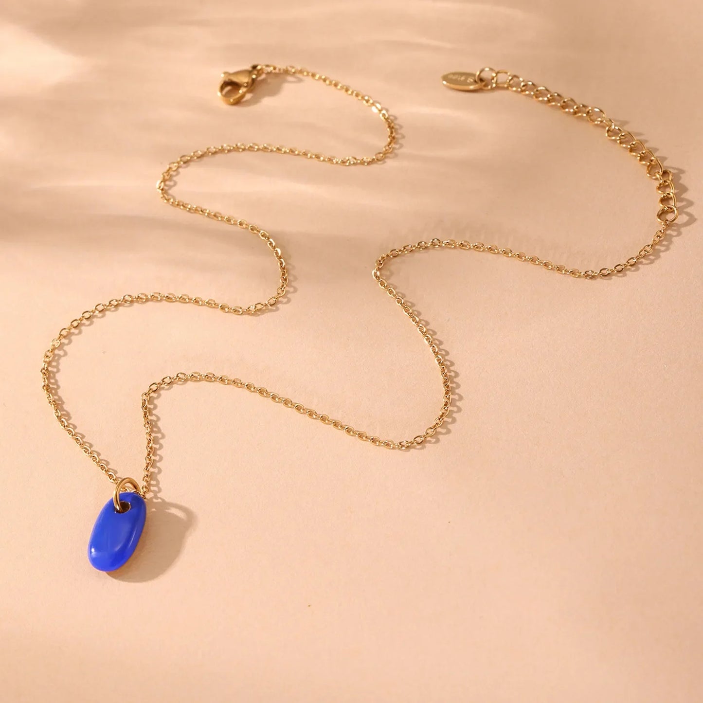 Wholesale Waterproof PVD Gold Sculpted Oval Gemstone Pendant Necklace