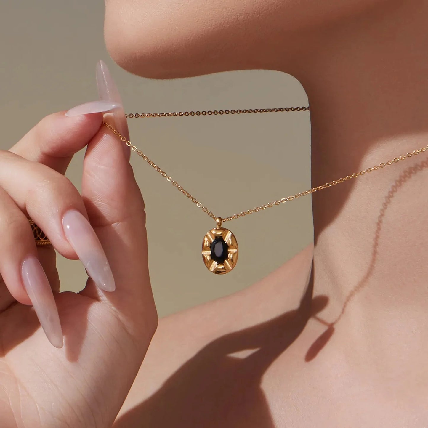 Light Luxury Black Agate Flower Necklace Stainless Steel Waterproof