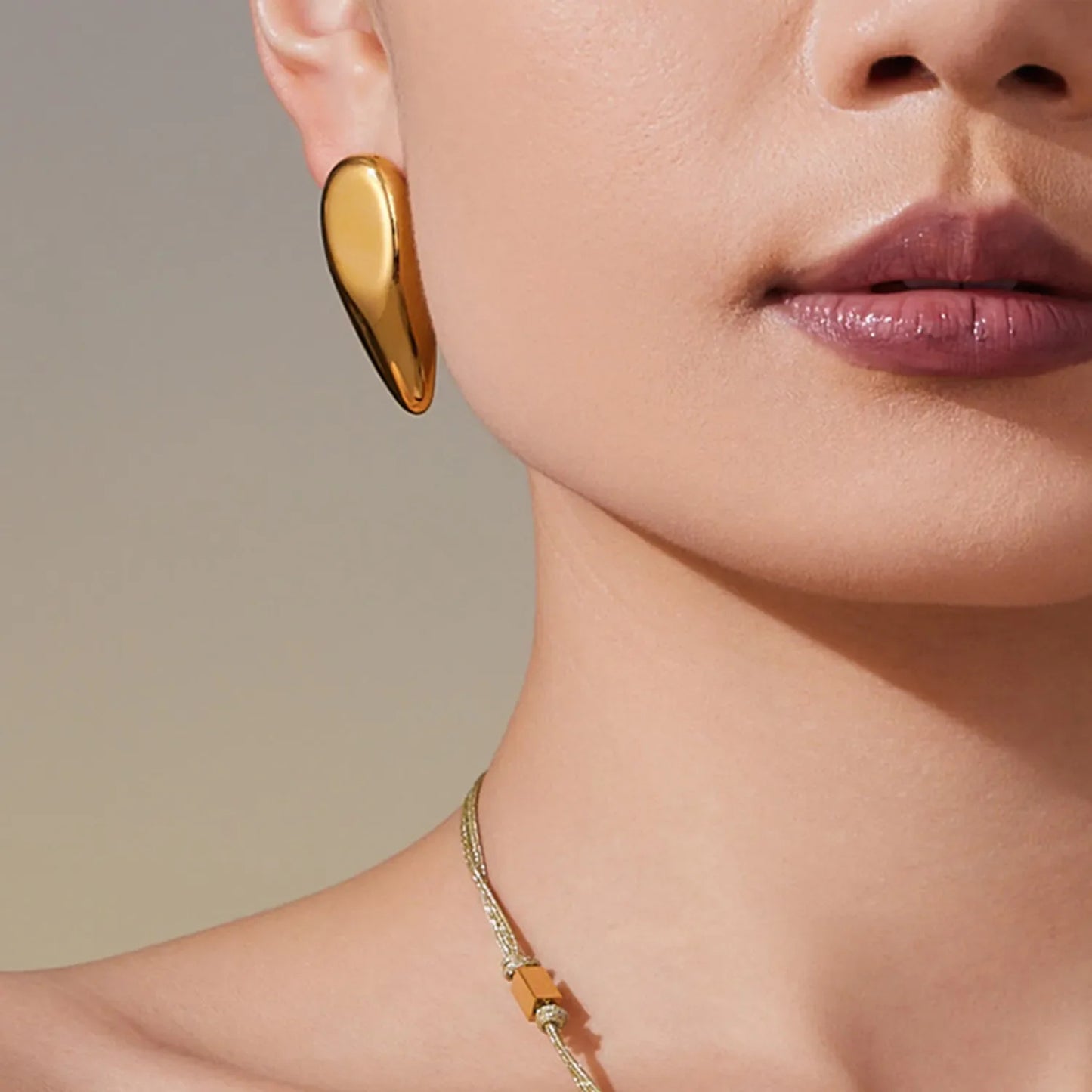 Wholesale Waterproof PVD Gold/Silver Contoured Teardrop Studs