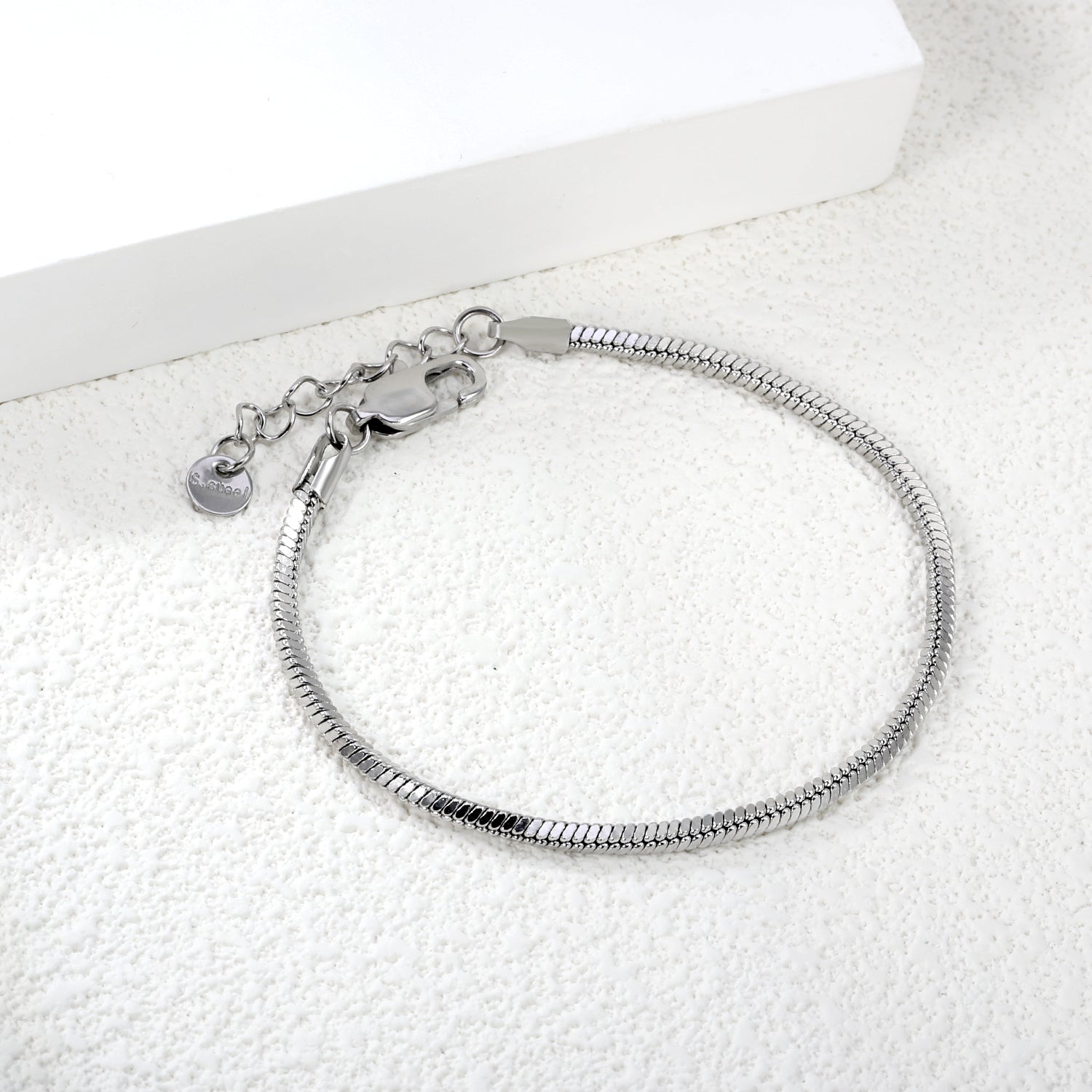 featherlight-luxury-bracelet-design-2.4mm-silver