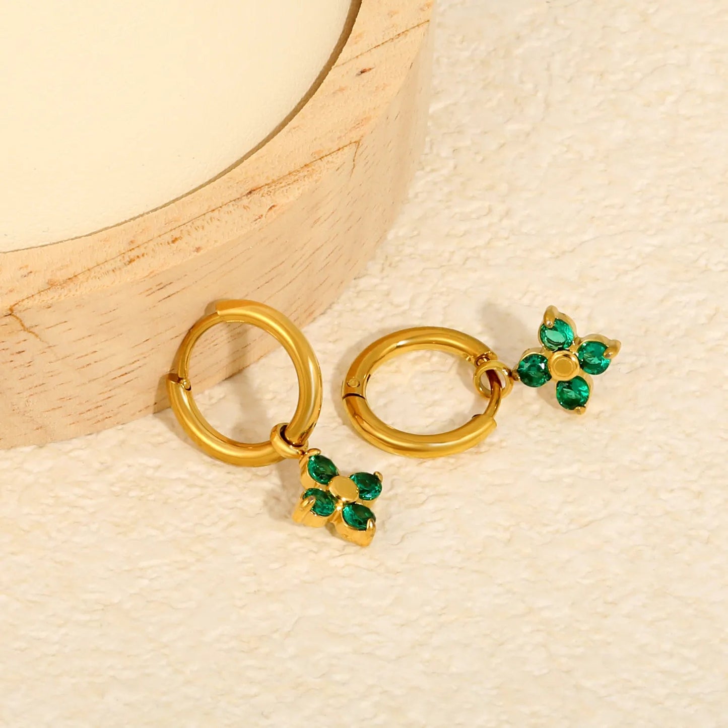 Wholesale four-claw emerald green cubic zirconia flower earrings