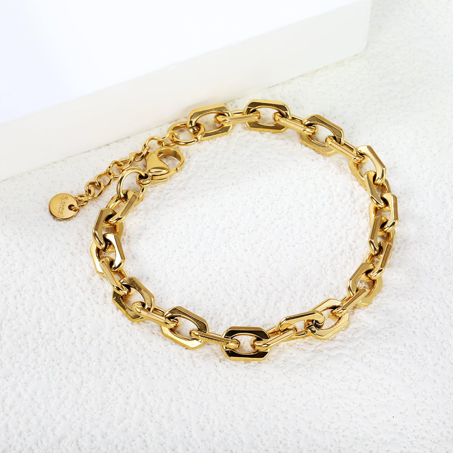 futuristic-luxury-bracelet-design-gold-Bracelet