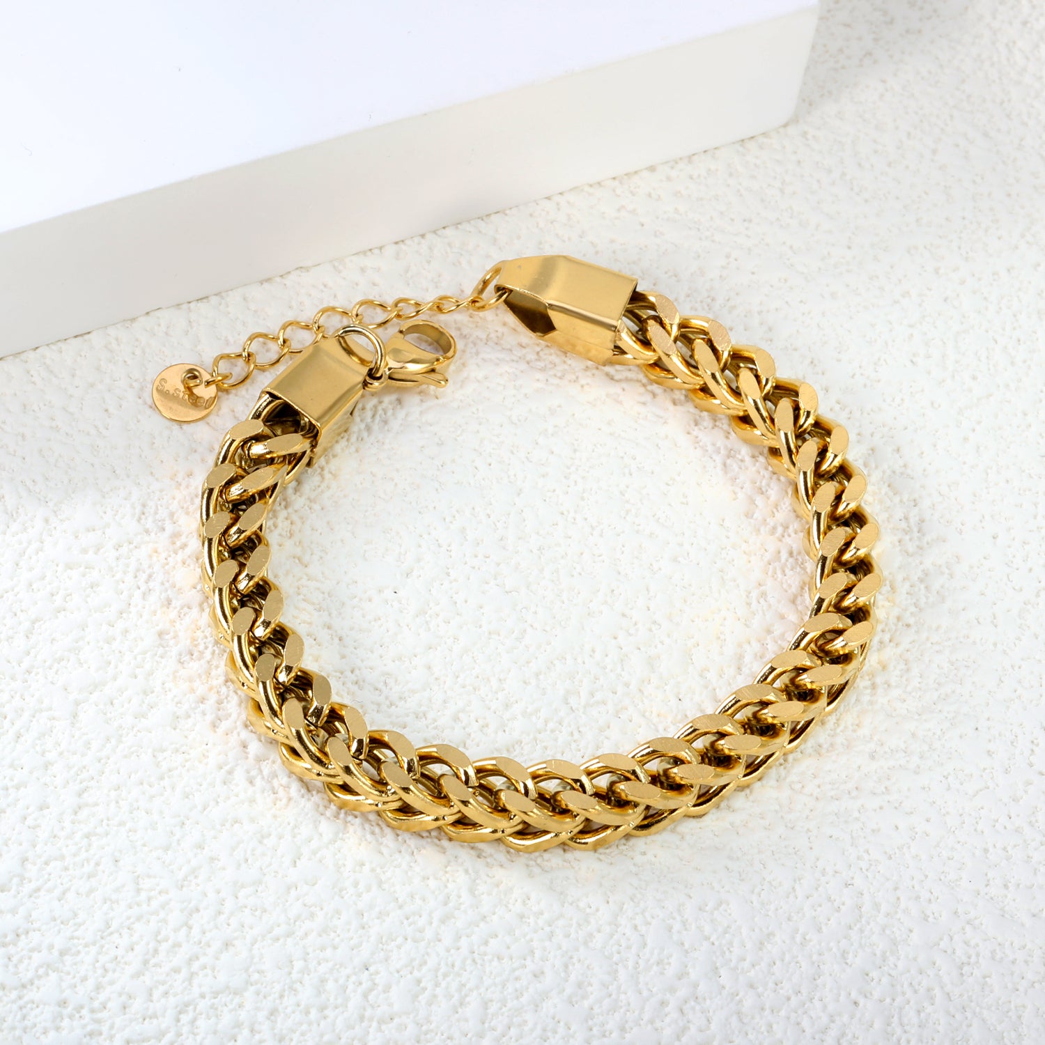 interlocking-links-luxury-gold-jewelry-retro-style