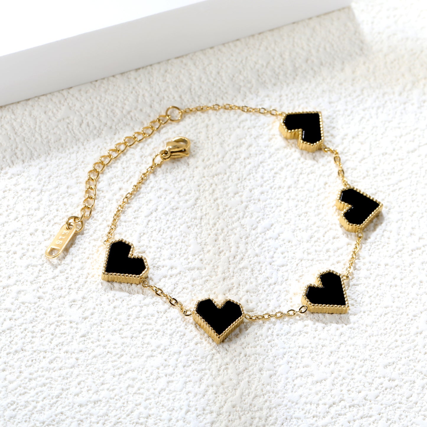kaleidoscope-luxury-bracelet-design-black-gold