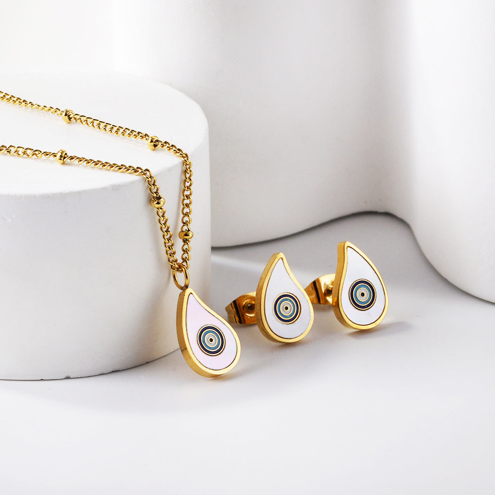 modern contrast jewelry style