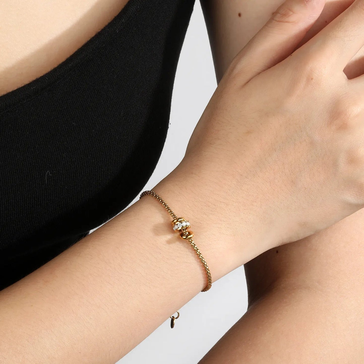 Classic Luxury Bracelet Symbolizing Continuous Good Fortune and Elegance