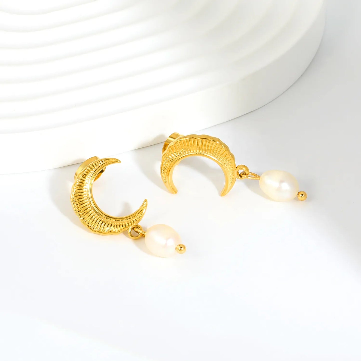 Wholesale 6x8mm natural-look rice shape baroque pearl Earrings