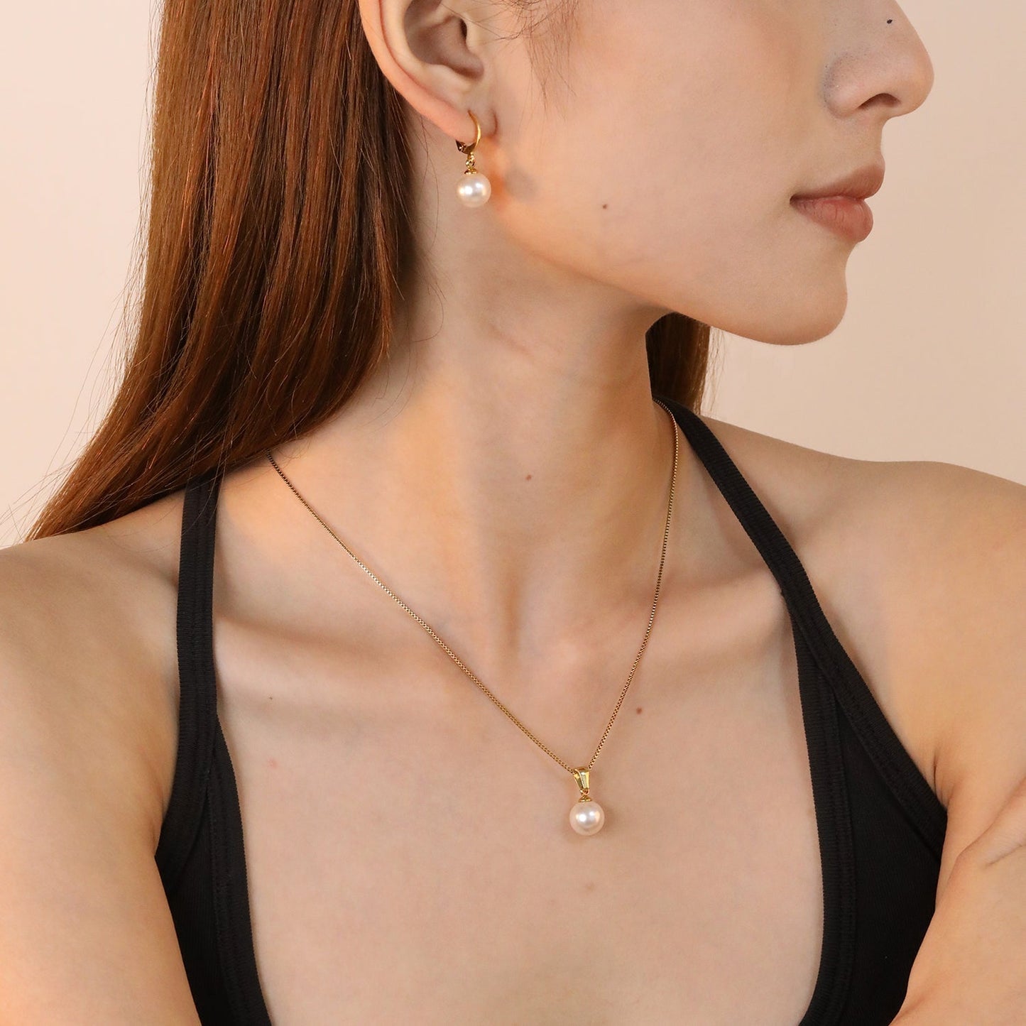 Pure Minimalist Grace Featuring Round Pearls and Sleek Gold Chains