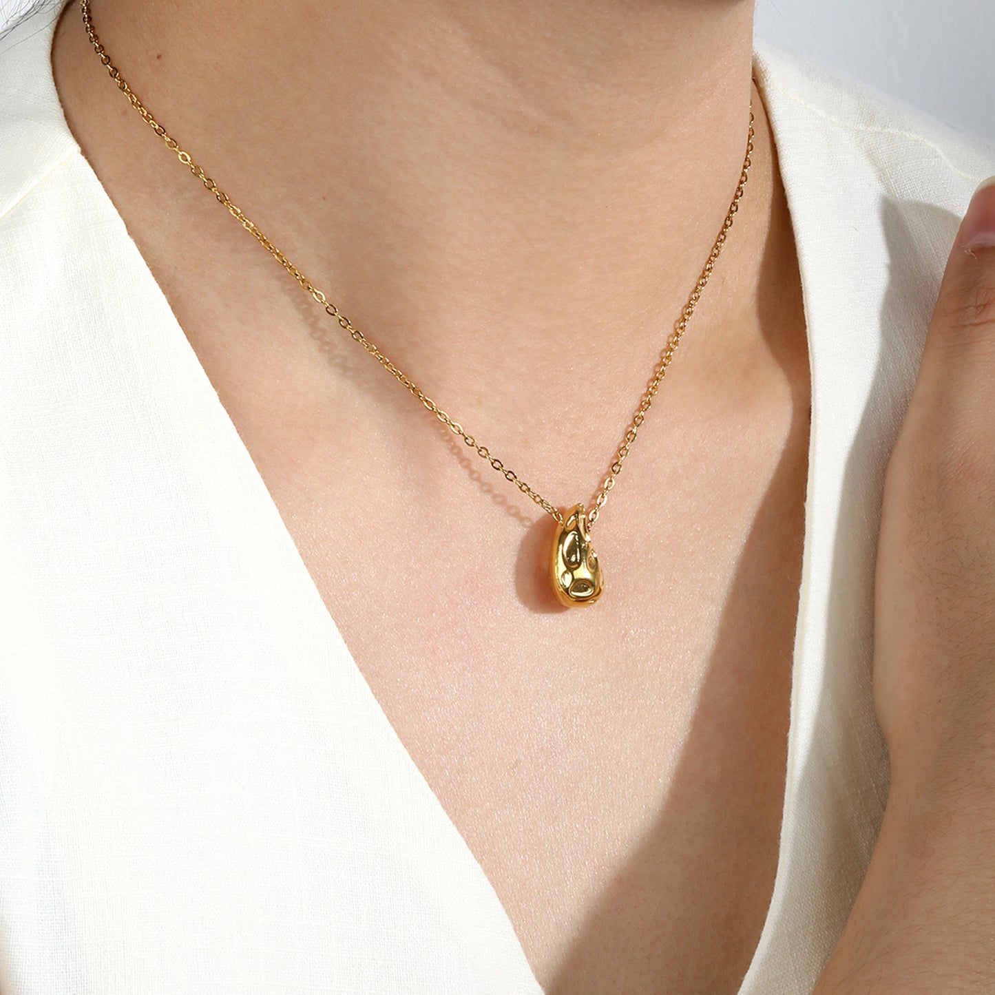 Abstract Hammered Teardrop Pendant Fine Cable Chain Necklace Gold