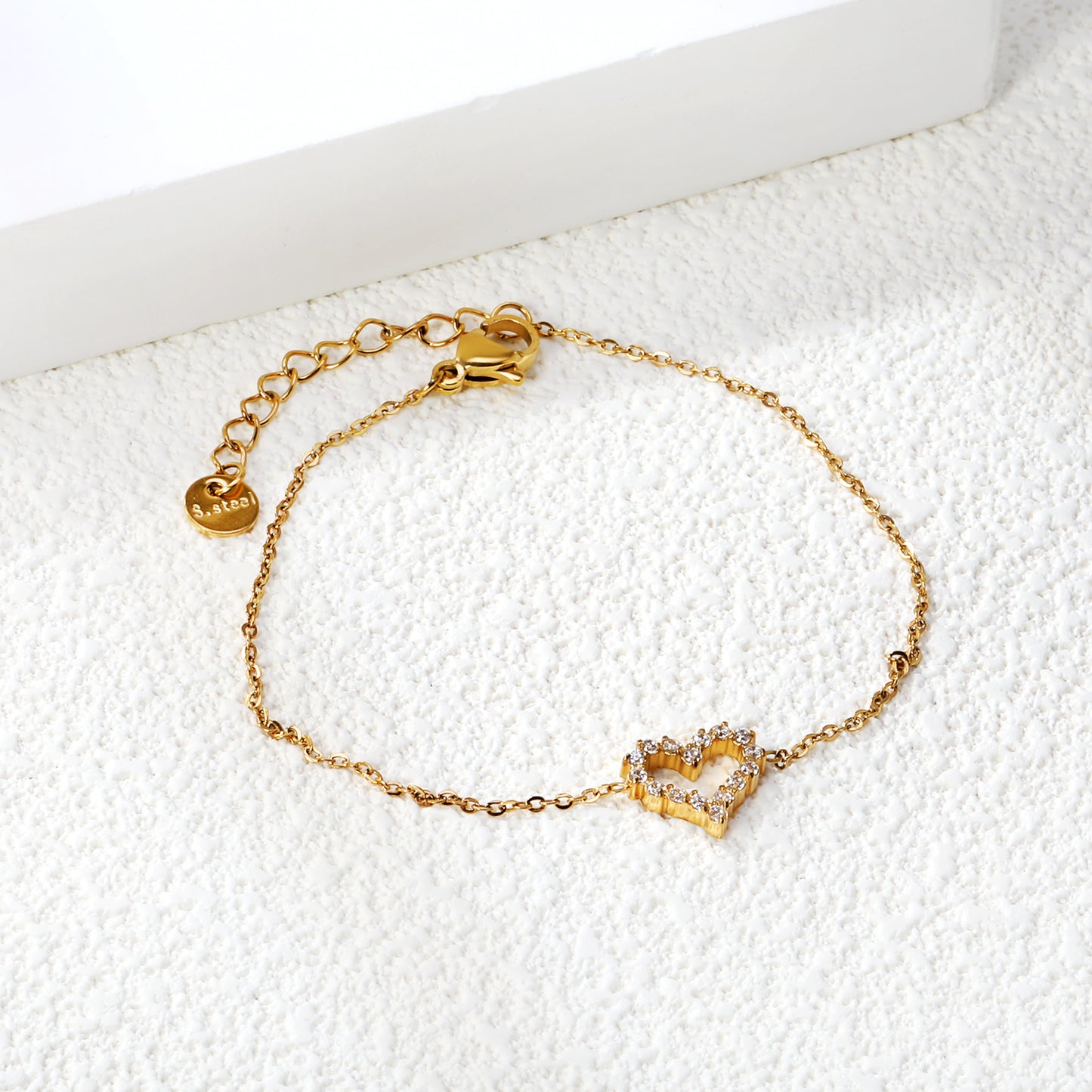 timeless-luxury-bracelet-design-gold-heart